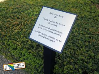 Plaquette bv voor een boom met gravure, met bevestigingspaal.